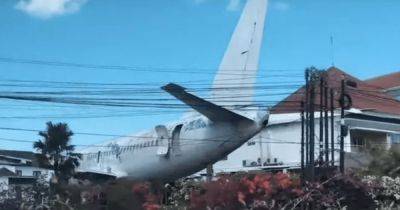 Никто не знает откуда взялся: на Бали внезапно обнаружили заброшенный Boeing 737 (фото) - focus.ua - Украина