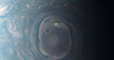 Аппарат NASA сделал снимок инопланетной зеленой вспышки на Юпитере: что это (фото)