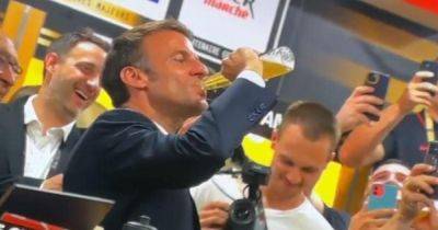 Макрон залпом выпил бутылку пива на финале чемпионата Франции по регби (видео)