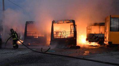 Оккупанты били по Херсону: горели автобусы и склады