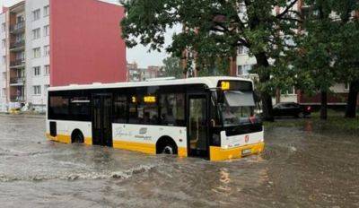 ФОТО: Елгаву залило дождем, улицы превратились в реки