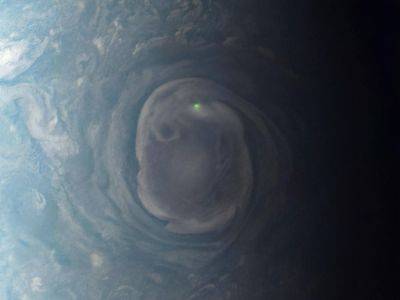 Аппарат NASA сделал фото Юпитера с зеленой молнией на полюсе