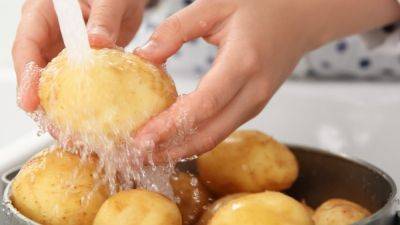 Как почистить молодой картофель – соль грубого помола и кипяток помогут быстро почистить молодой картофель - apostrophe.ua - Украина