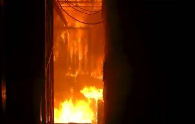 Обрушилась крыша: дом в центре Киева превратился в факел