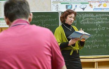 У белорусских учителей начали вычитать из зарплаты деньги за еду