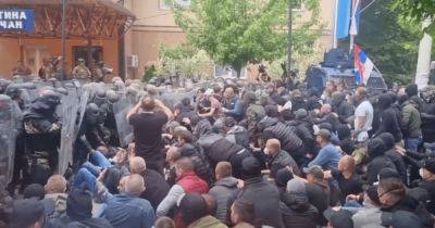 Макрон и Шольц призвали к новым выборам в Косово на фоне обострения протестов