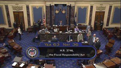 Джо Байден - Сенат США одобрил законопроект, отменяющий потолок госдолга - ru.euronews.com - США