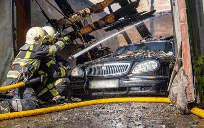 В Киеве горели гаражи на территории предприятия