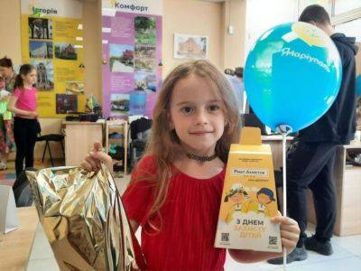 Фонд Рината Ахметова передал около 11 тыс. сладких подарков детям-переселенцам