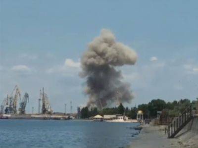 В Бердянске раздался мощный взрыв в районе порта. Военная администрация заявила об ударе по позициям оккупантов. Видео