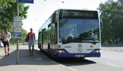 Борьба с "зайцами". С августа — посадка во всех автобусах и троллейбусах Риги только через передние двери