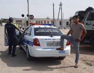 В Узбекистане отправили под арест очередного тиктокера. Чтобы показать свою крутость, он поставил ногу на автомобиль ДПС - podrobno.uz - Узбекистан - Ташкент - Сурхандарьинская обл.