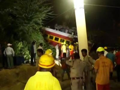 В Индии столкнулись три поезда, погибли по меньшей мере 70 человек