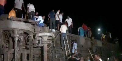 Железнодорожная авария в Индии: 70 погибших, более 350 раненых из-за столкновения поездов