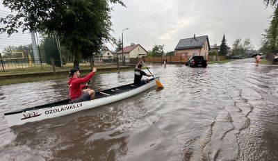 ВИДЕО. Люди в лодках катаются по затопленным улицам Елгавы