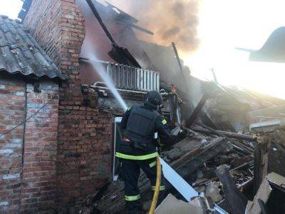 В Волчанске из-за обстрела загорелся многоквартирный дом (фото)