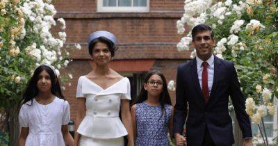 Премьер Великобритании Риши Сунак с женой и дочерьми посетил парад короля (фото)
