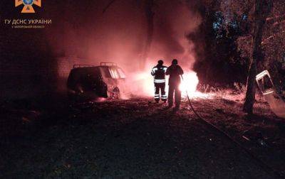 В поселке вблизи Запорожья после обстрела РФ сгорели грузовые авто