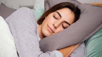 На каком боку лучше спать и почему — объяснение ученых