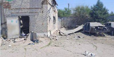 Войска РФ обстреляли жилые кварталы Херсона: под удар попала бригада скорой помощи, есть погибший