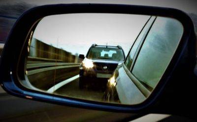 Остерегайтесь, когда вам "моргают" дальним светом фар сзади: водителей предупредили об афере на дорогах