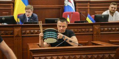 Скандальная закупка. На заседании Киевсовета главе Днепровской РГА вручили барабаны «для снятия стресса»