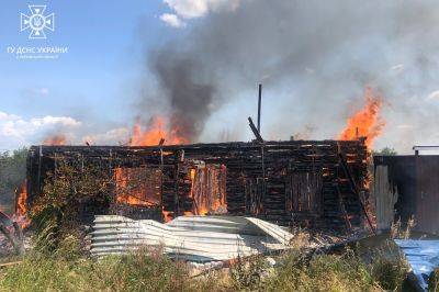 Сухая трава и частные дома загорелись из-за обстрела Волчанска – ГСЧС (фото)