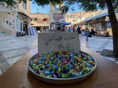 Палестинцы в Шхеме раздавали сладости в честь теракта, убившего израильтян