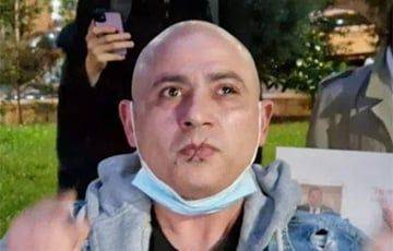 В Тбилиси отец задержанного на протестах парня зашил рот и глаз