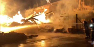 Под Москвой произошел масштабный пожар на площади 3000 квадратных метров — видео