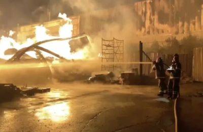 Масштабный пожар в подмосковном Волоколамске - видео