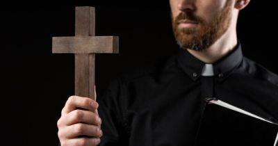 Хотел узнать "грехи": в США ресторан нанял фальшивого священника для персонала