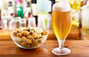 Ученые узнали, почему арахис «танцует» в стакане с пивом