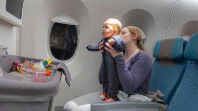 Как правильно сажать малыша в самолете, чтобы он не получил травму