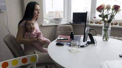 Минтруд предложил сохранить страховые выплаты по уходу за ребенком для работающих мам