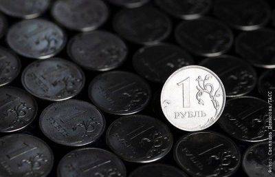 Рубль днем заметно подрастает к доллару и евро после падения в начале недели