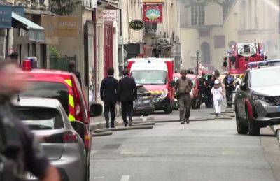 В центре Парижа после взрыва обрушилось здание