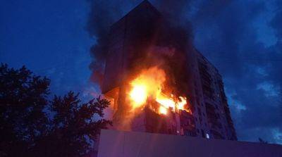 В Киеве произошел взрыв в многоэтажном доме, идет пожар