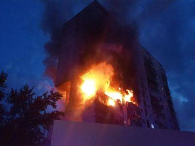 В Киеве в результате взрыва частично разрушен 16-этажный дом, возник пожар. Предварительная причина – утечка газа – ГСЧС