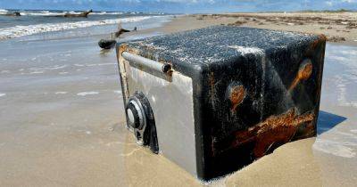Лом, кувалда и пила: исследователи пытались взломать загадочный сейф, выброшенный на пляж