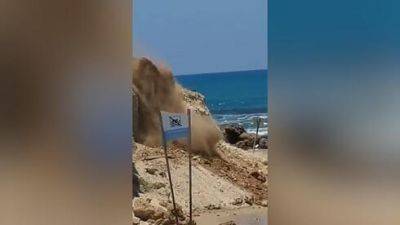 Как в фильме ужасов: большой камень рухнул со скалы на пляже Хадеры - видео
