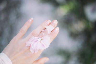 Полосы на ногтях – почему ногти меняют цвет и когда обращаться к дерматологу