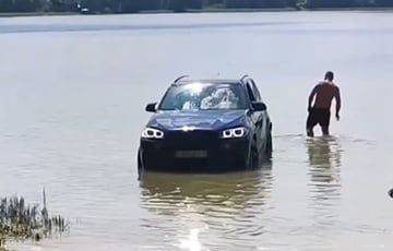 Под Полоцком водитель BMW «припарковался» прямо в озере у пляжа