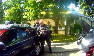 В Чехии полицейские водой охлаждали машину с запертым внутри младенцем: видео - vinegret.cz - Чехия - Брно
