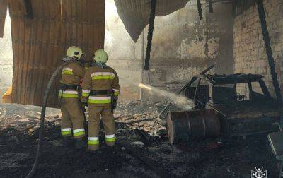 В Николаеве горит шиномонтажный комплекс на авторынке