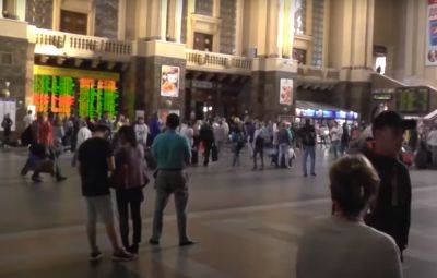 Сотрудники "Укрзализныци" попали в скандал на киевском вокзале: "Помочь - это не для них"