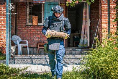 В домах и на дачах под Харьковом боеприпасы находят даже под полами (видео)