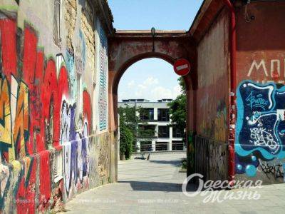 Известная одесская арка с длинной историей и новыми граффити