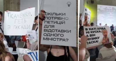"Ткаченко, прочь с должности": Протестующие на "Книжном Арсенале" требовали отставки министра культуры (ФОТО)