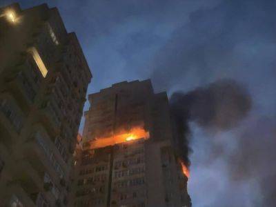 В результате ракетной атаки РФ обломки упали на 24-этажное здание в Киеве, возник пожар, двое человек пострадали – КГВА